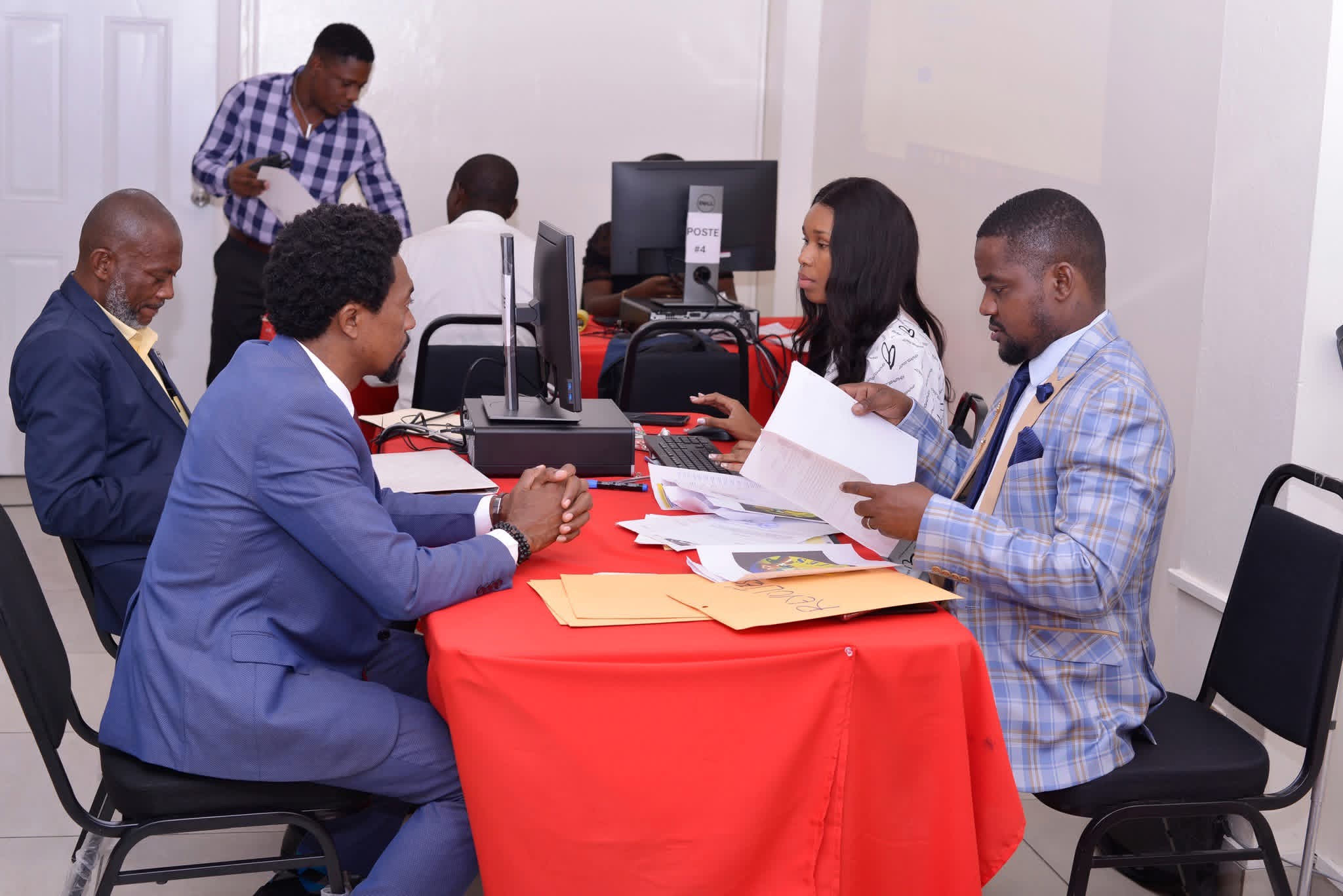 Foto achiv (2026): Political leaders gather at the Provisional Electoral Council office in Pétion-Ville on Monday, March 16, 2026, to register parties ahead of the scheduled deadline. Photo 